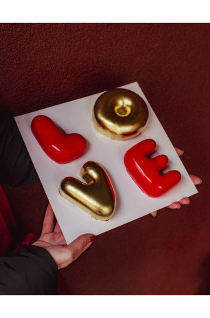 Торт літера "LOVE"